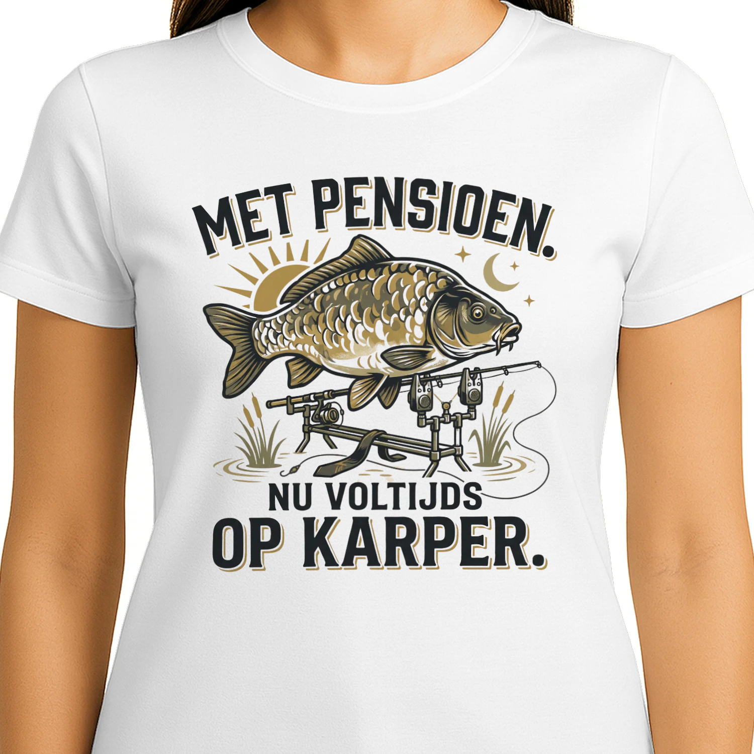 Met Pensioen, Nu Voltijds Op Karper – Gepensioneerde Visser T-Shirt