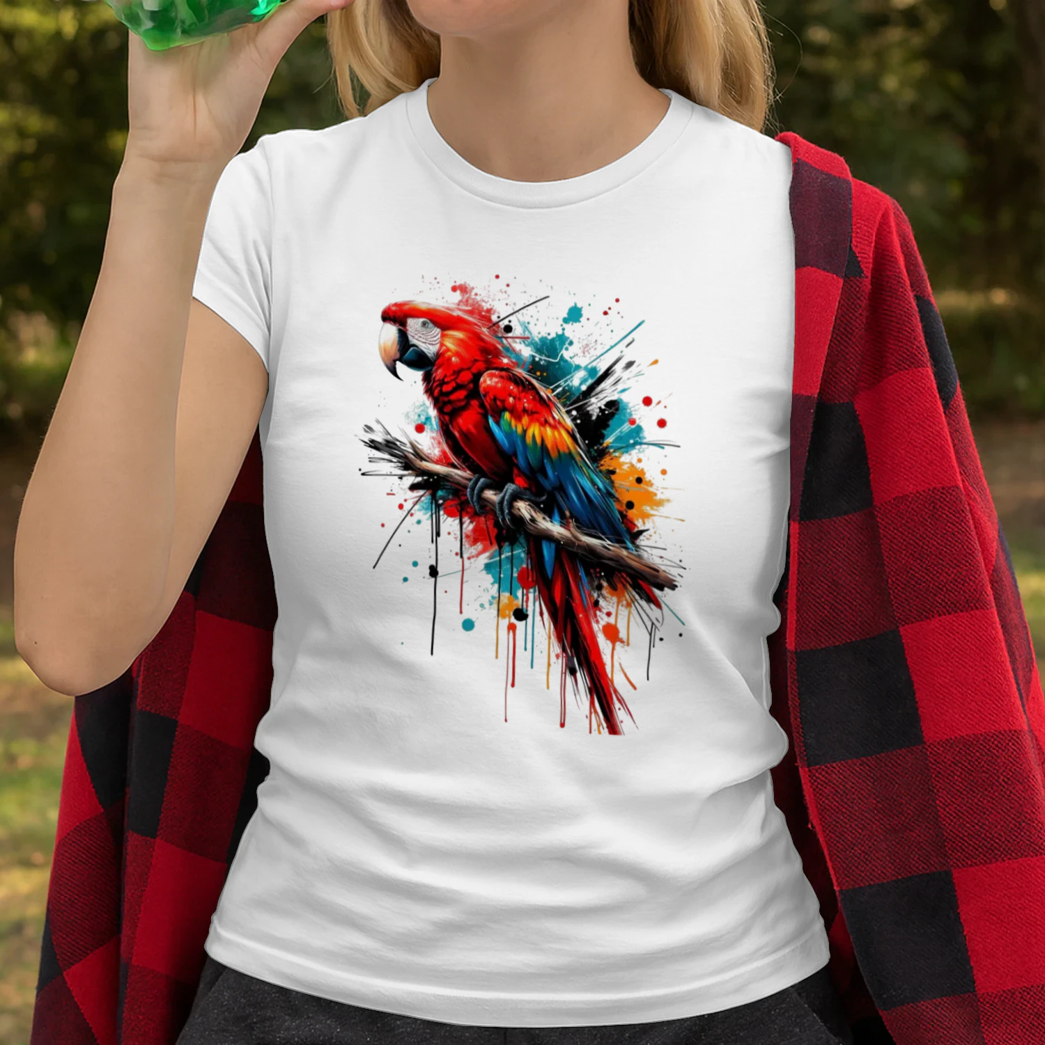 Colorful Macaw Street Art – Tropical Parrot T-shirt