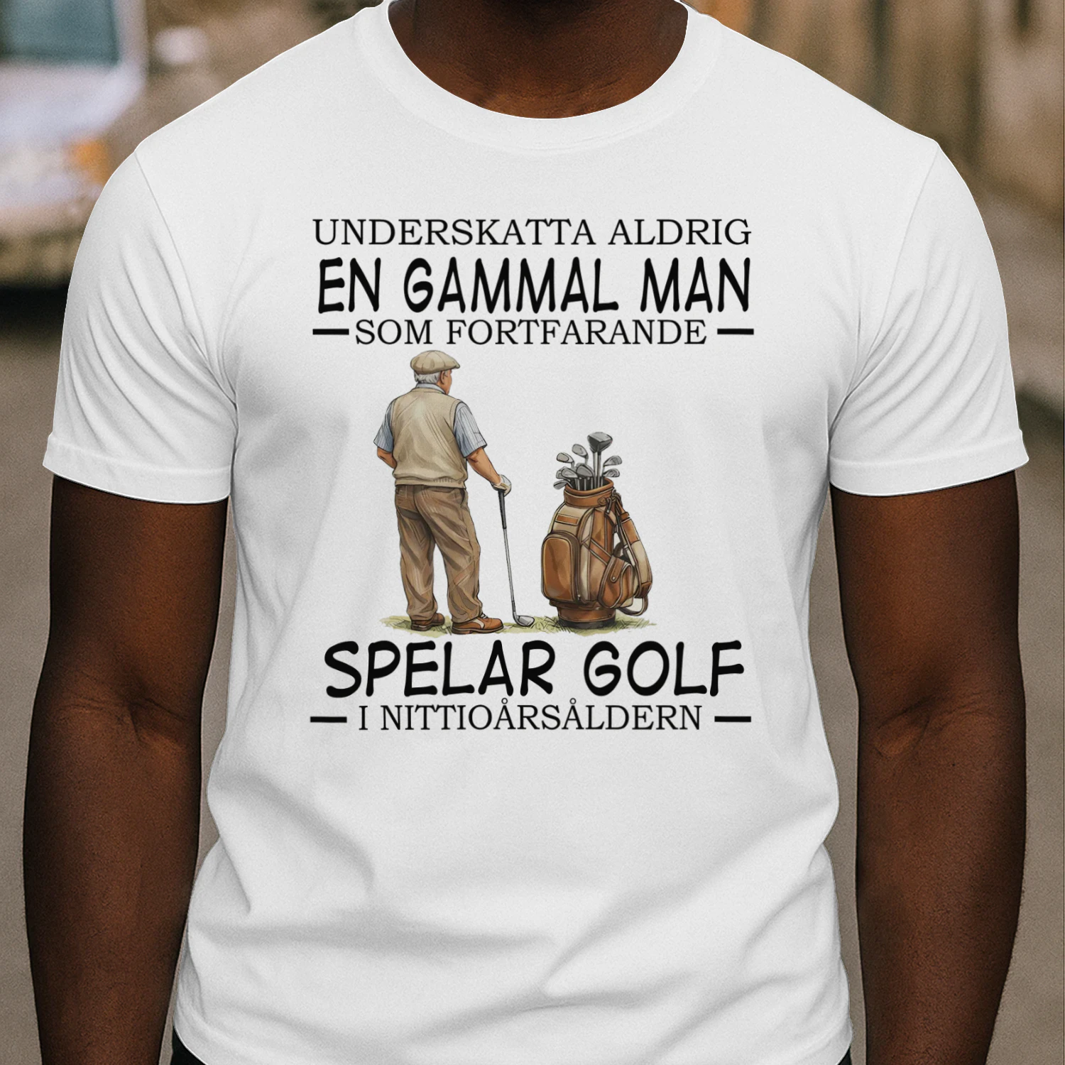 SPELAR GOLF